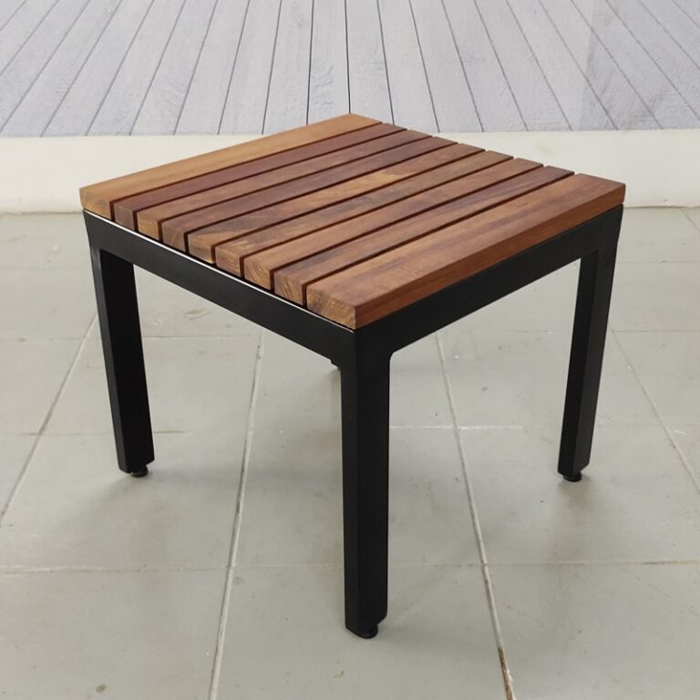 Mesa lateral de madera y acero para exterior- arkideck