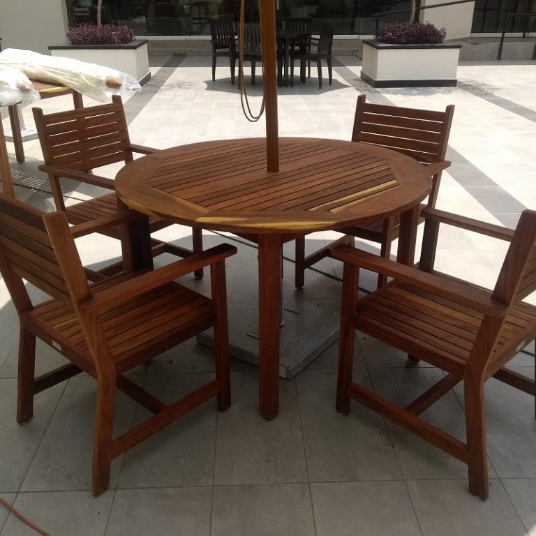muebles para exterior de madera y de combinación de madera con herrería